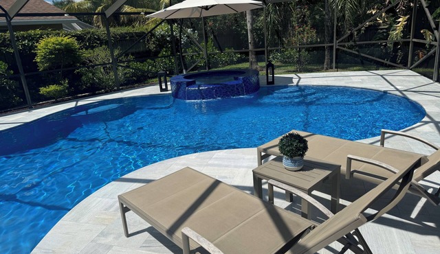 Beautiful Home with Sauna & Heated Pool-Spa, 5min from Beaches, close to Airport