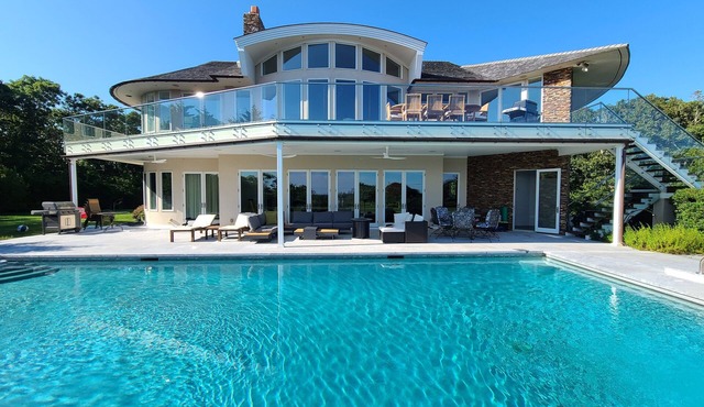 Beautiful home with spectacular views of the ocean.