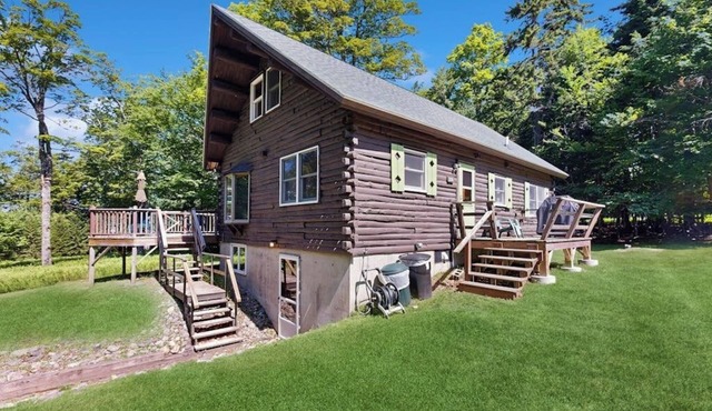 Beautiful home with WiFi, lake view, deck, & firepit - walk to beach