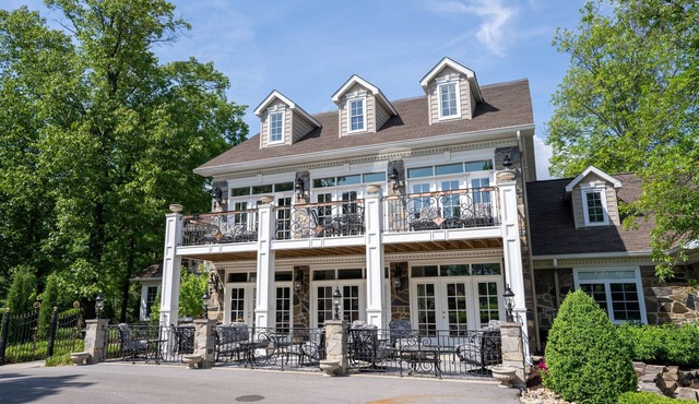 Beautiful Home with Hot Tub, Community Pool, and Screened in Porch
