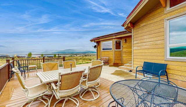 Beautiful Home with WiFi, Wood Stoves, Private Washer/Dryer, and Mountain Views