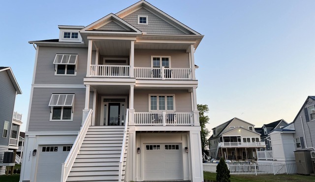 Beautiful home with elevator and amazing views! Kayaks, Fire Pit and more!