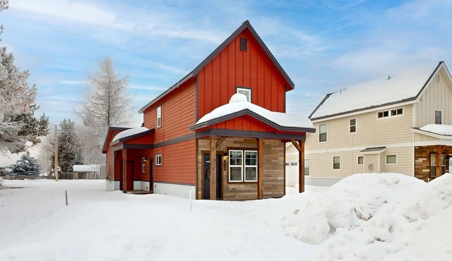 Beautiful home within walking distance to Donnelly, with patios, grill, WiFi