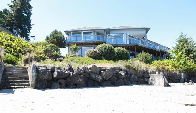 Beautiful Hood Canal Home at the Water's Edge-Sweeping Views and Sandy Beach