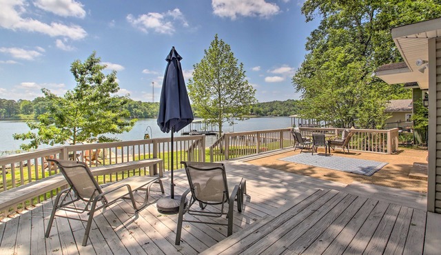 Beautiful Hot Springs lake house on Lake Hamilton steps away from the lake!