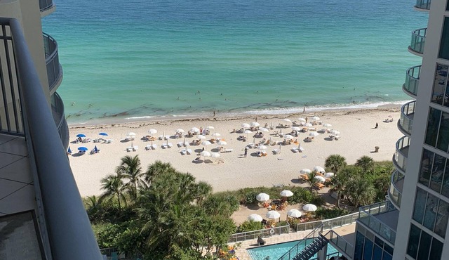 Beautiful Hotel Suite on the Beach ! Minimum 3 months. Lic : STR-01361