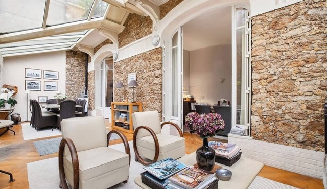 Beautiful house with a garden in the heart of Neuilly
