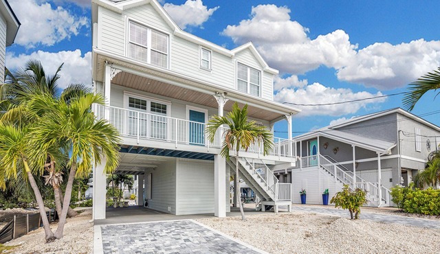 Beautiful House on Canal - minutes to the Atlantic, no bridges