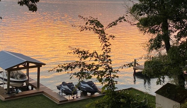 Beautiful house, 150' lakefront , close to Ithaca. BBQ, firepit. Deck views.