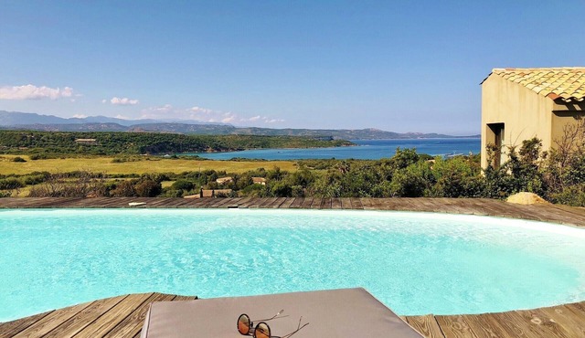Beautiful house 8 people facing the Gulf of Sant'Amanza with swimming pool