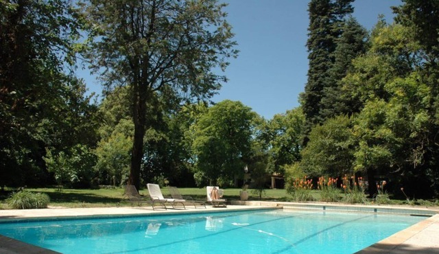 Beautiful house and large swimming pool in an exceptional park