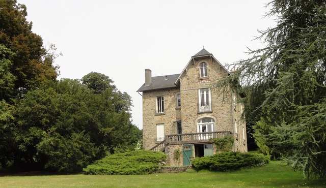 BEAUTIFUL HOUSE BOURGEOISE, 9 people, in the village center of MASSERET