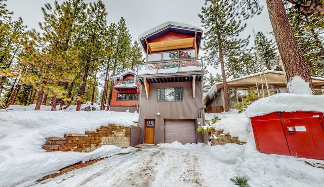 Beautiful house by the mountains, beach & skiing with private hot tub, sleeps 10