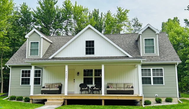 Beautiful House/Close 2 Lake/Beachfront Access/Great for Families/Outdoor Space
