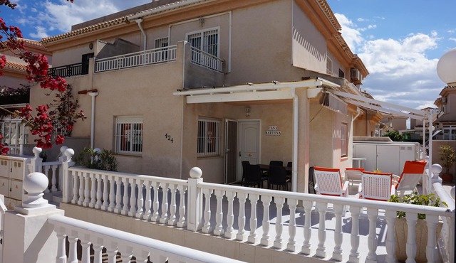 Beautiful house facing the pool comfortably close to amenities and the beach