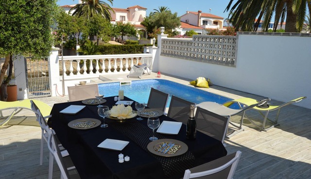 Beautiful house for 8 people with pool and 7.5 m mooring in Empuriabrava