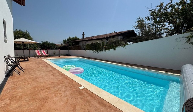 Beautiful house for 10, pool and garden in Urrugne
