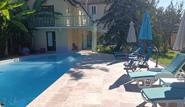 Beautiful house for 8 people, heated pool May to September, sauna, garden.