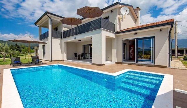 Beautiful house for 8 with spacious swimming pool