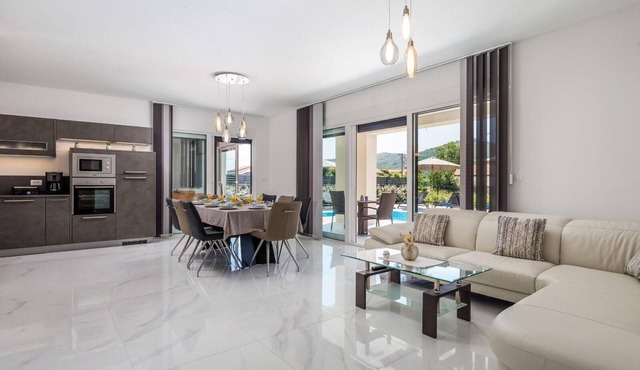 Beautiful house for 8 with spacious swimming pool
