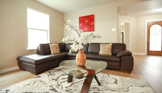 Beautiful House, Great Location! Near Airport