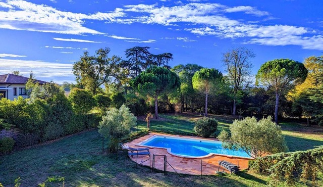 Beautiful house in a large wooded park with swimming pool. Peace guaranteed!