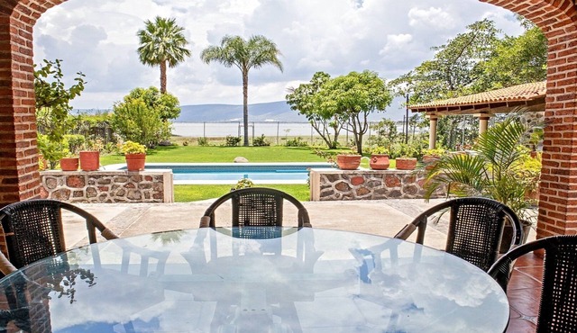 Beautiful house in Chapala with an incredible garden with pool