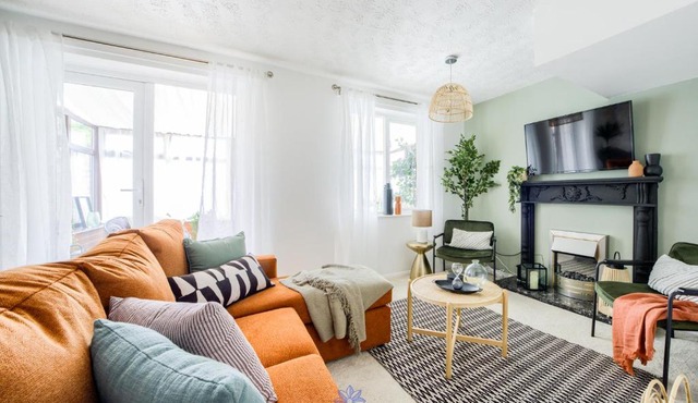 Beautiful House in Coventry CV2, Close to University & Hospital, Private Parking