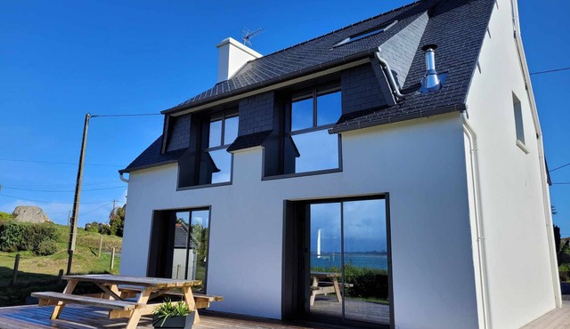 Beautiful house in front of the sea. Direct Access to the beach