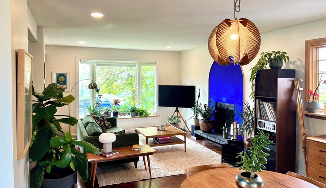 Beautiful house in Ramsay, minutes from Stampede grounds.