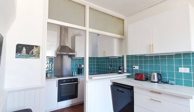Beautiful house in the center of town, 100 m from the cliffs, with private parking.