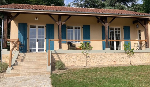 Beautiful house in the heart of the Périgord Noir 4 km from Le Bugue. Sleeps 4