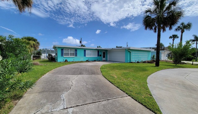 Beautiful house just steps from the beach, and local to everything!