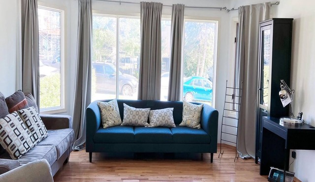 Beautiful House Main Floor Inner-City 3 Beds 2 Bath Double Garage 5 min to DT