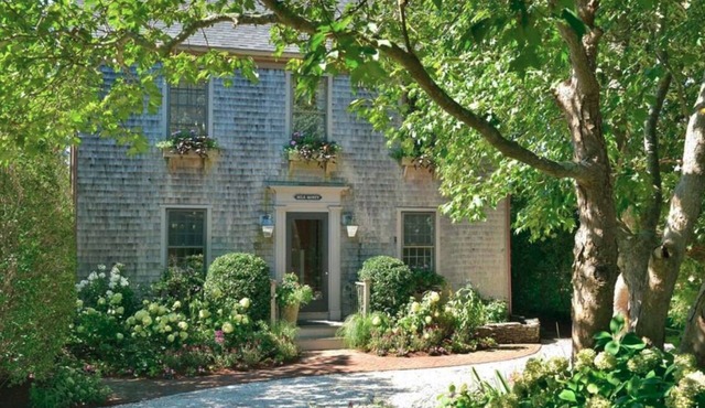 Beautiful House Minutes from Town, on Bike Path