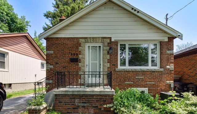 Beautiful house near bluffers beach, 25 minutes to Toronto Downtown, free parking, and wifi