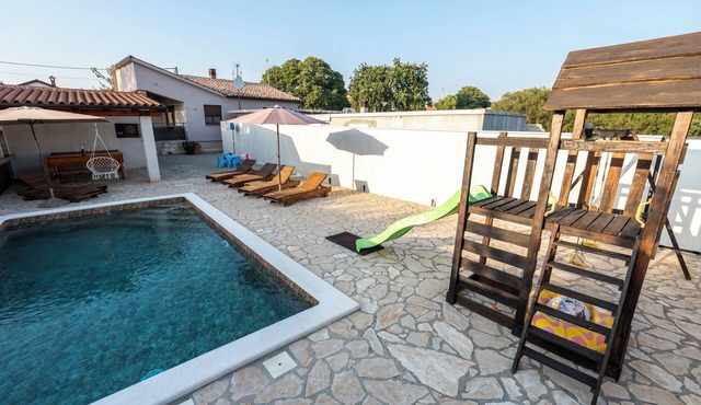 Beautiful HOUSE NICOLE, swimming pool, fenced yard, BBQ, perfect for families