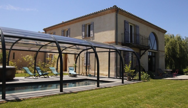 beautiful house of 350m2, large spaces, heated pool, jacuzzi, sauna