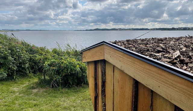 Beautiful house of 45 m2 in the first row facing the Limfjord .