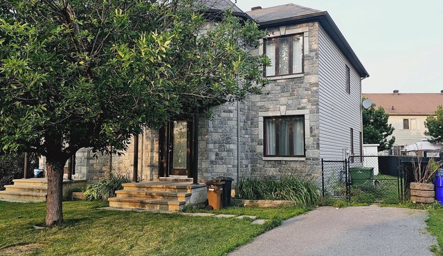 Beautiful house 🏠 of 5 bedroom + sofa bed, quiet and family neighborhood.