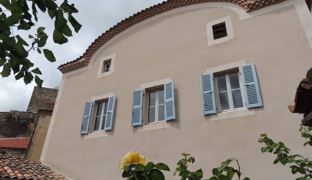 BEAUTIFUL HOUSE OF CHARACTER IN THE CLASS VILLAGE OF VILLENEUVE-LEMBRON