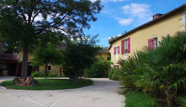 Beautiful house of 315 m² in a 4000 m² park with swimming pool 3 minutes from Périgueux