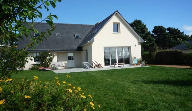 Beautiful house of holidays with sight on sea, any loan of the beach - the terrace and the lawn were remade in 2010