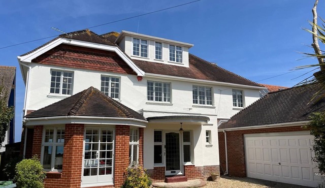 Beautiful house on the seafront in the centre of Seaview village