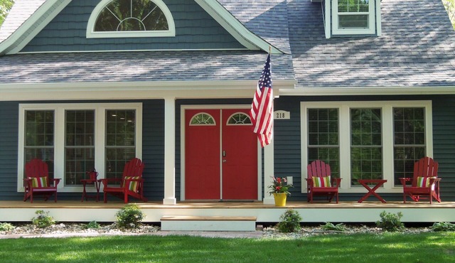 BEAUTIFUL HOUSE, PERFECT FOR TWO FAMILIES! SHORT WALK TO BEACHES AND TOWN!