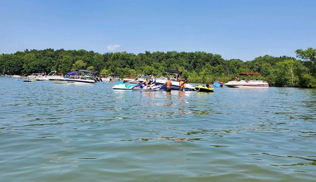 Beautiful house + pontoon boat/jet ski =all inclusive Vineyard Lake experience!