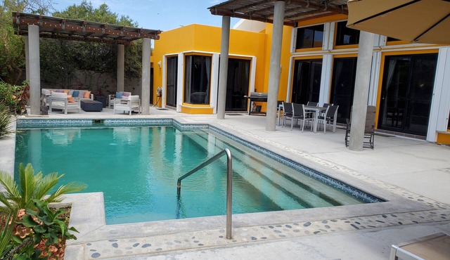 Beautiful House, Private Yard & Pool, Outdoor Seating, Garage Space, Sleeps 6.