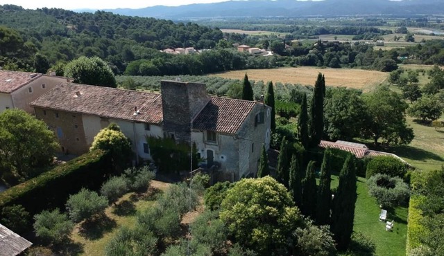 Beautiful house, renovated, 6 bedrooms, 5 bathrooms, 6 toilets, swimming pool