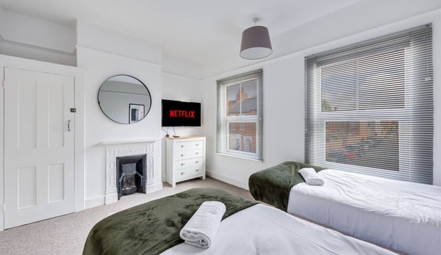 Beautiful House Sleeps 7 Central Location Smart TVs Free Parking