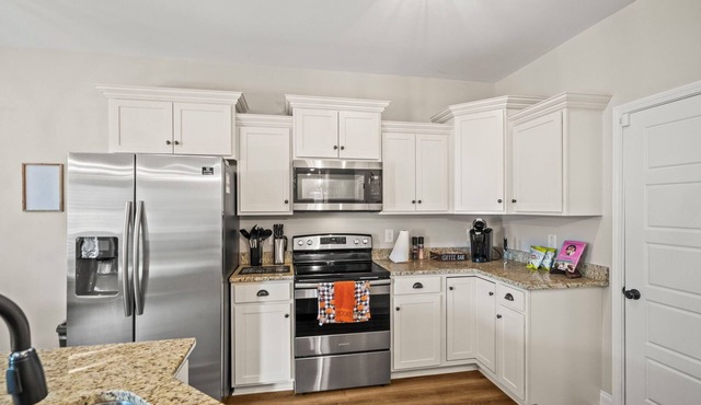 Beautiful house that sleeps 10! 35 minutes to Nashville or BNA airport.